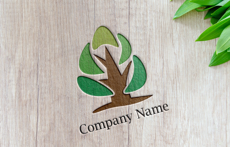 木のロゴ 手書き風のデザイン01740使用見本｜ベニヤ板に加工